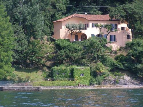 Stunning architectural villa with direct access to lake