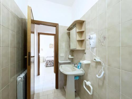 One-Bedroom Apartment image 3