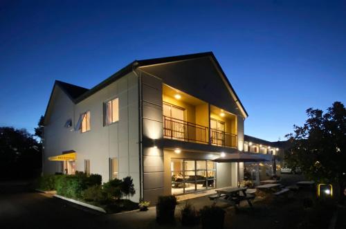 Exterior view, Saxton Lodge Motel in Stoke