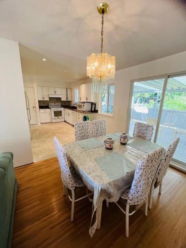 Stylish Beautiful Stay in Great Location Near Guildford Town Centre G2 in Surrey, Canada