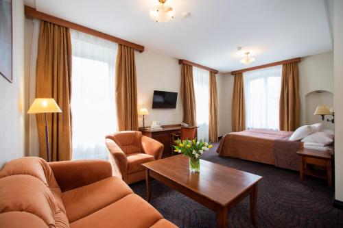 Family Room image 4