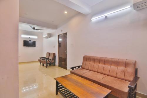 Divine Glory Hotel in Aminabad