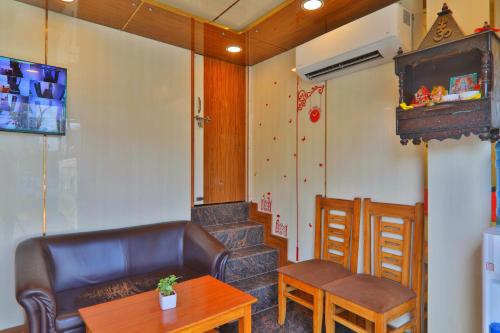 Divine Glory Hotel in Aminabad