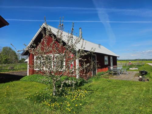 Bo på lantgård (Bo pa lantgard) in Motala