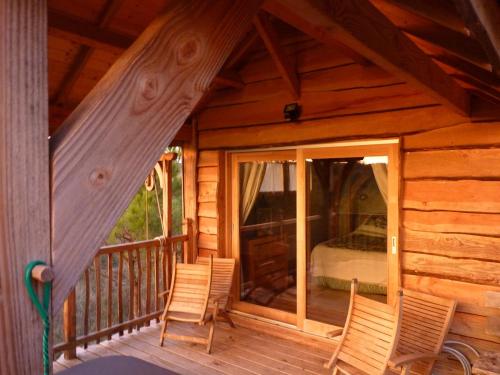 Cabanes hobbit et Figuiers in Salignac Eyvigues