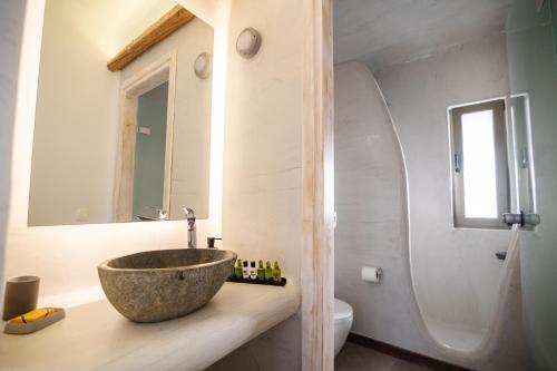 Two-Bedroom Villa with Outdoor Hot Tub image 6
