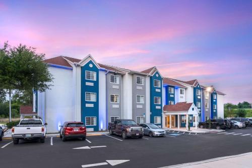 . Microtel Inn & Suites by Wyndham Brooksville