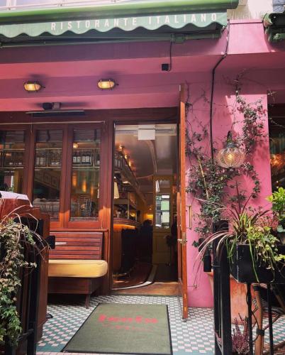 Luxurious 1-Bedroom Penthouse on Oxford Street 11G - image 10