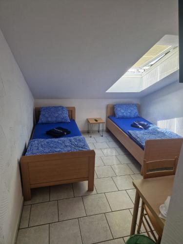 2 twin beds