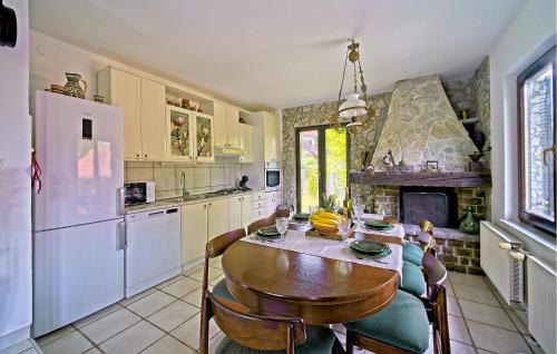 مطبخ, Beautiful Home In Donji Zvecaj With Wifi in Donji Zvečaj