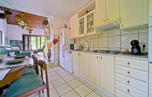 مطبخ, Beautiful Home In Donji Zvecaj With Wifi in Donji Zvečaj
