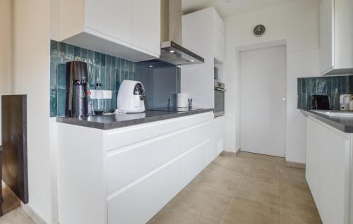 virtuve, 2 Bedroom Beautiful Home In San-Giuliano in San-Giuliano