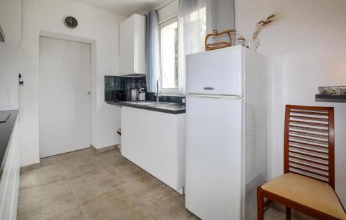 virtuve, 2 Bedroom Beautiful Home In San-Giuliano in San-Giuliano