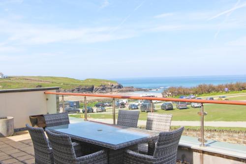 Contemporary beachside apartment