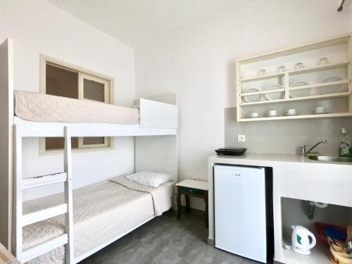 1 double bed, 1 bunk bed