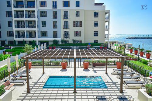 ห้องส่วนกลางสำหรับนั่งเล่น/ดูทีวี, Luxury Escapes - Sea View 1Bed Apartment in Port de Lamer near ลาแมร์
