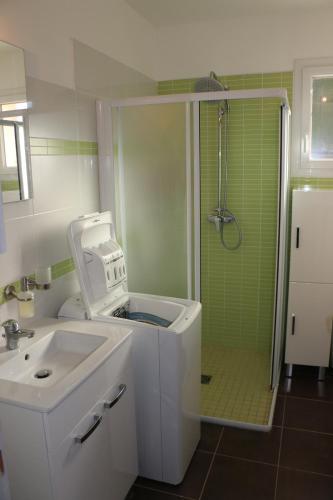 Fürdőszoba, Superbe appartement dans résidence avec piscine (Superbe appartement dans residence avec piscine) in Saint-Martin-d'Ardeche