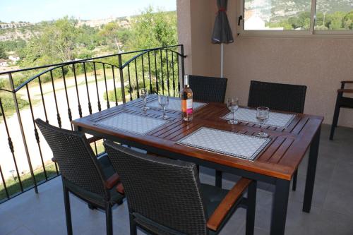 Erkély/terasz, Superbe appartement dans résidence avec piscine (Superbe appartement dans residence avec piscine) in Saint-Martin-d'Ardeche