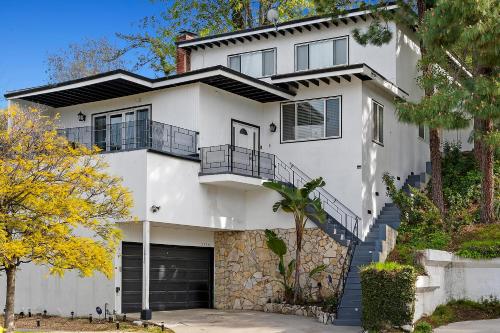 4 bedroom and 3 bath home close to universal studio and Hollywood in Sherman Oaks, USA