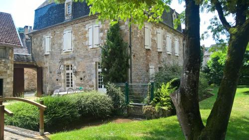 Grande maison avec jardin, tennis et piscine privés dans le calme dun vieux village lotois gîte à louer Paunac
