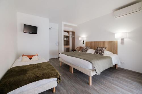 1 queen bed, 1 twin bed