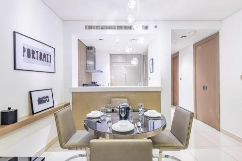 Dubai Dreaming Stylish 1BR DAMAC Towers Paramount - image 7