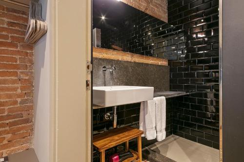 Deluxe Double Room with Extra Bed image 6