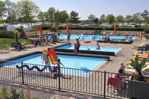 Бассейн , Chalet (A16) op gezellige familiecamping bij zee in Камперланд