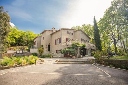 Les Hauts du Marquet - Gîte de groupe en Cévennes - Piscine à débordement - Balnéo - Sauna ("Les Hauts du Marquet" - Meuble de tourisme 5 Etoiles - Gite de groupe 15 Personnes en Cevennes - Pi) in Saint-Jean-du-Pin