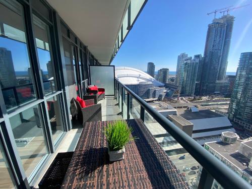 Toronto Getaway - Free Parking, Rooftop Pool and across from CN Tower & MTCC