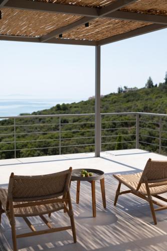 ระเบียง/ชานเรือน, Villa Thymari, a unique seafront villa in กลางเมืองไซโรปิกาโด