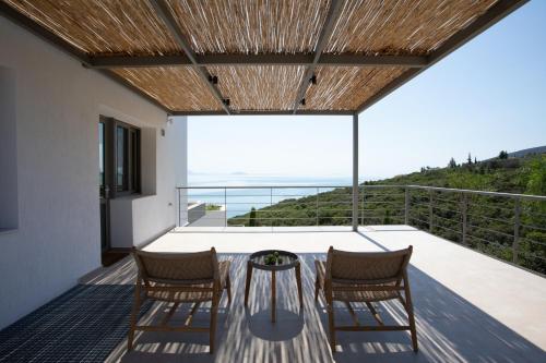 ระเบียง/ชานเรือน, Villa Thymari, a unique seafront villa in กลางเมืองไซโรปิกาโด