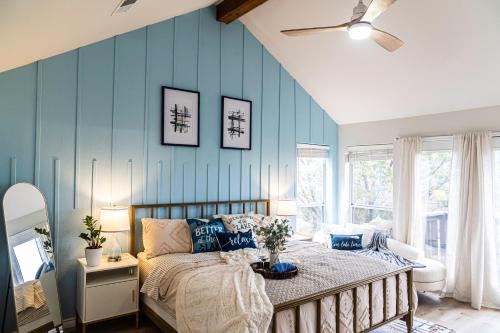 Lakeview Haven! Natures Retreat with Serene Views in Lago Vista, USA