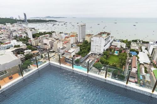 The base B condo central Pattaya 1