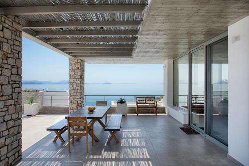 ทัศนียภาพ, Villa Thymari, a unique seafront villa in กลางเมืองไซโรปิกาโด