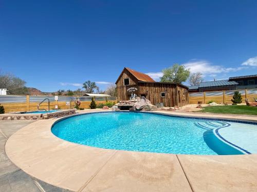 Timber & Tin E 2Bed 2Bath w Pool & Rooftop Deck, Kanab (foto 3)