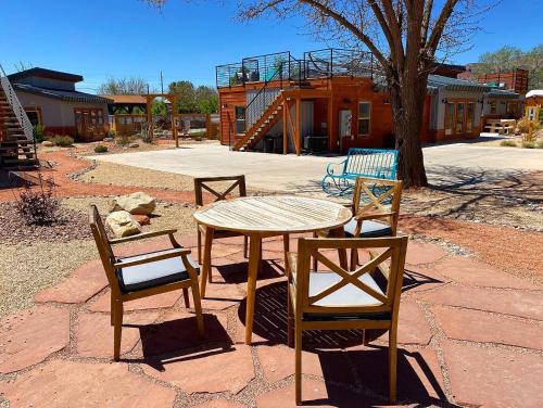 Timber & Tin G 2Bed 2Bath w Pool & Rooftop Deck - image 9