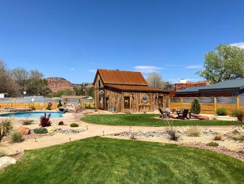 Timber & Tin G 2Bed 2Bath w Pool & Rooftop Deck - image 6