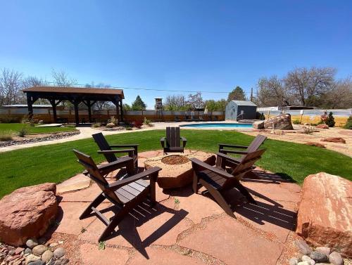 Timber & Tin G 2Bed 2Bath w Pool & Rooftop Deck - image 2