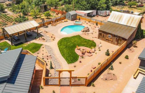 Timber & Tin H 2Bed 2Bath w Pool & Rooftop Deck - image 3