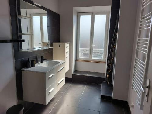 MONTALIEU SEJOUR Duplex Tournesol, prox CNPE Bugey, PIPA, vallee Bleue in Montalieu-Vercieu