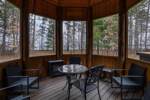 Luxurious Cabin on Castle Rock Lake! Sleeps up to 20! in Mauston, USA