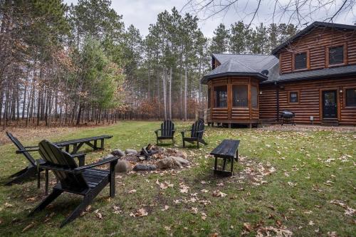 Luxurious Cabin on Castle Rock Lake! Sleeps up to 20! in Mauston, USA