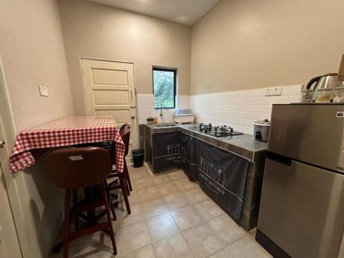Kitchen, REBAN 2 (Homestay di Kampung Sri Damai, Kuantan) in Gambang