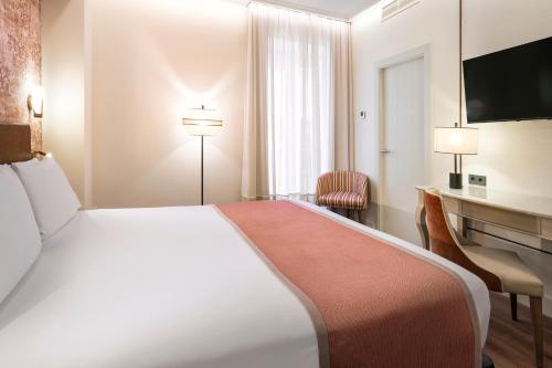 Double or Twin Room image 4