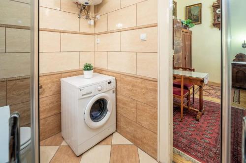 Lovely Central Apartment 4
