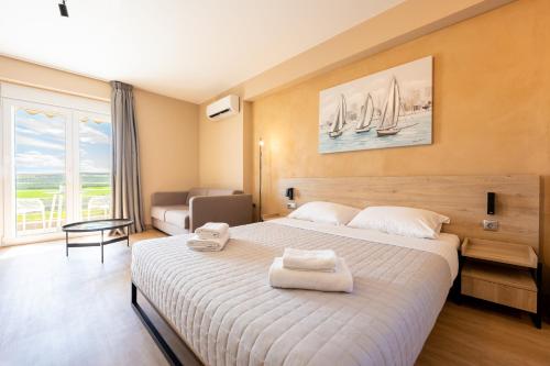 Olynthus Luxury Rooms & Suites 4