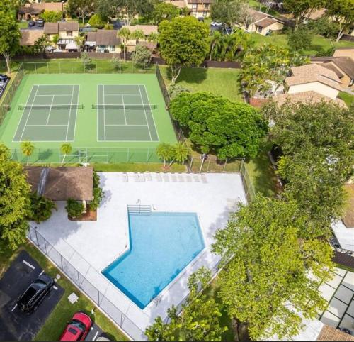 Swimming pool, Cozy 2 Bedroom Modern Farmhouse in Miami in Kendale Lakes