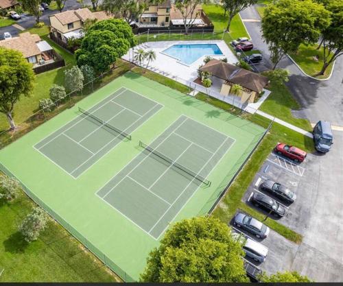 Swimming pool, Cozy 2 Bedroom Modern Farmhouse in Miami in Kendale Lakes