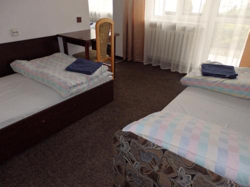 5 twin beds